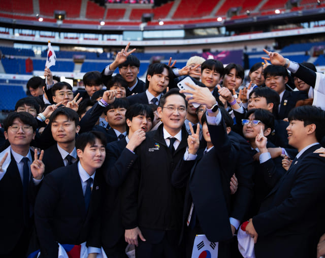 2024년 프랑스 리옹 국제기능올림픽 대회에서  대한민국 국가대표 선수들과 이재용 삼성전자 회장이 기념 촬영을 하고 있습니다.
