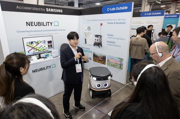 C-Lab Outside 프로그램의 지원을 받은 스타트업 기업이 전시에 참여해 자율주행 로봇을 관람객에게 소개하고 있습니다.
