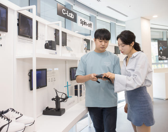 C-Lab 스핀오프 전시장 모습입니다.