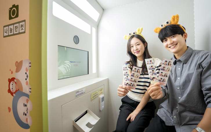 나눔한컷 기기를 통해 네컷 사진 촬영과 기부를 함께 실천한 직원들의 모습입니다.