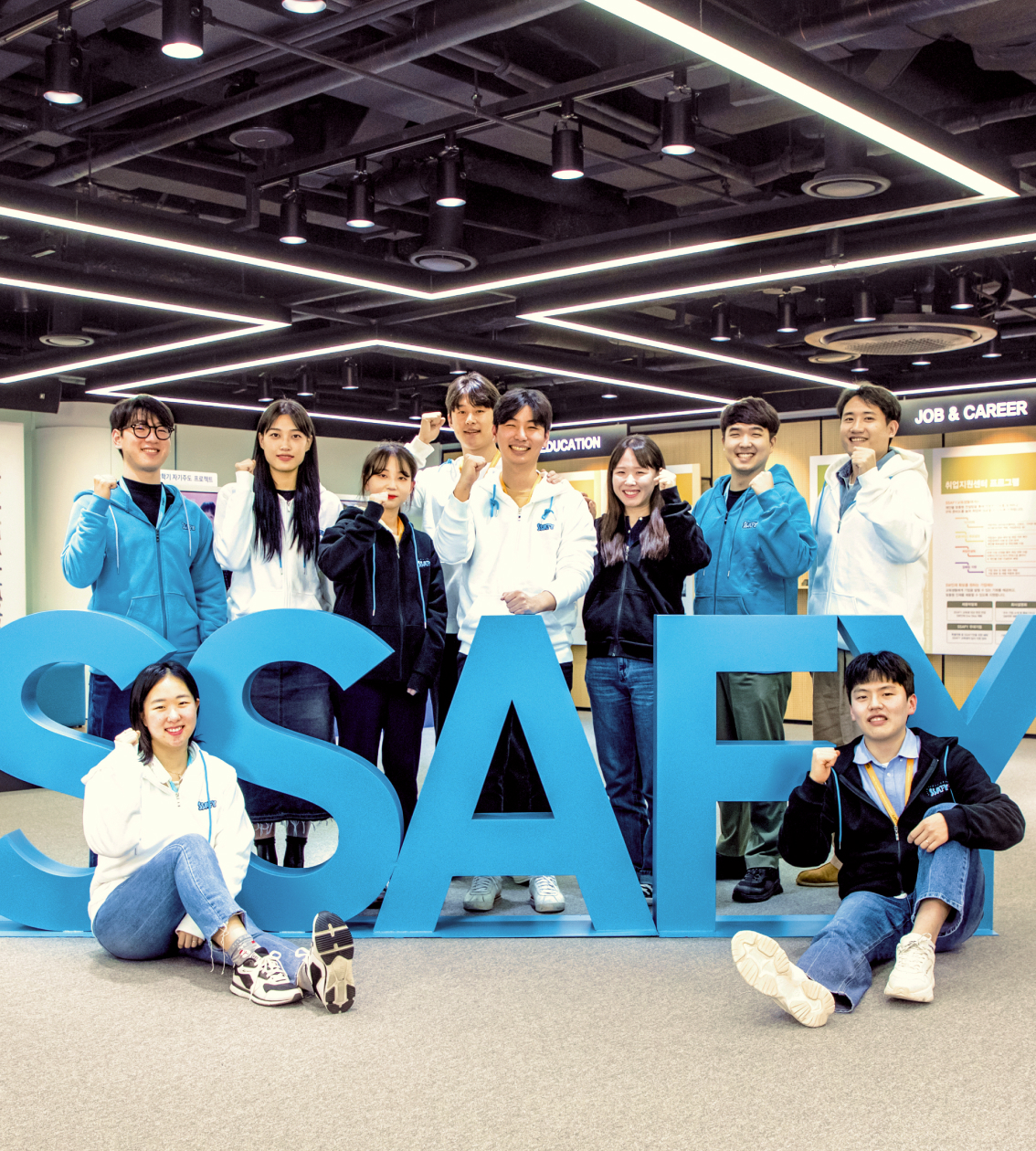 삼성 CSR 대표 프로그램 중 하나인 청년 소프트웨어 아카데미에서 교육생들이 파이팅을  외치는 모습입니다.