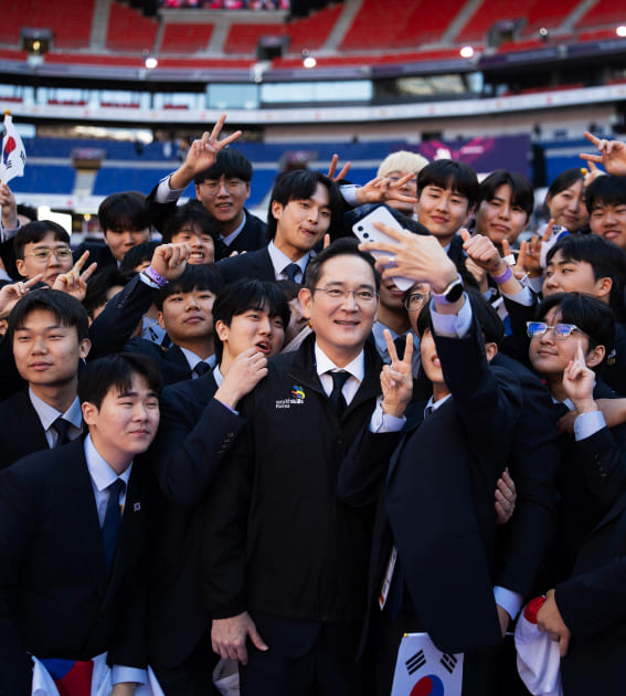 삼성 CSR 대표 프로그램 중 하나인 기능올림픽 기술교육을 통해 육성된 대한민국 국가대표 선수들과 이재용 삼성전자 회장이 기념 촬영을 하고 있습니다.